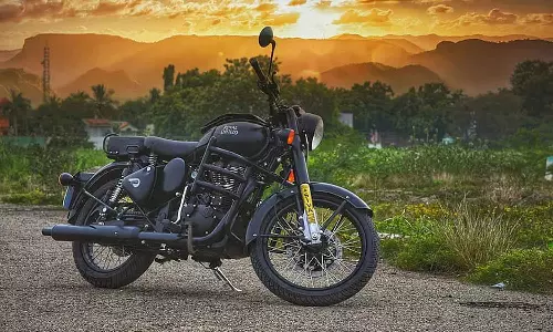 Royal Enfield Bullet 350: రాయల్ ఎన్ఫీల్డ్ క్లాసిక్ 350.. మరోసారి బెస్ట్ సెల్లిండ్ మోడల్గా..! Royal Enfield Bullet 350: రాయల్ ఎన్ఫీల్డ్ క్లాసిక్ 350.. మరోసారి బెస్ట్ సెల్లిండ్ మోడల్గా..!