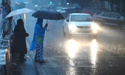 Telangana Weather Alert: తెలంగాణలో మళ్లీ భారీ వర్షాల అలర్ట్.. మూడు రోజుల పాటు వరుణుడి ఉగ్రరూపం! Telangana Weather Alert: తెలంగాణలో మళ్లీ భారీ వర్షాల అలర్ట్.. మూడు రోజుల పాటు వరుణుడి ఉగ్రరూపం!