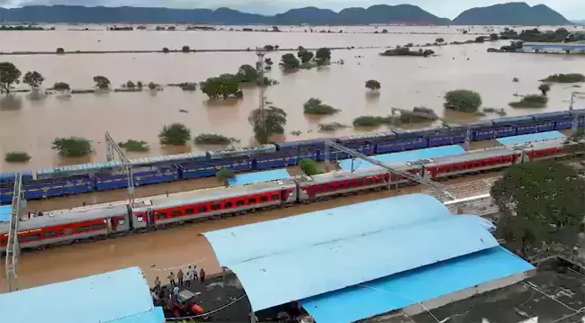 SC Railway: తెలంగాణలో వర్షాల ప్రభావం – రైళ్ల రద్దు, దారి మళ్లింపు SC Railway: తెలంగాణలో వర్షాల ప్రభావం – రైళ్ల రద్దు, దారి మళ్లింపు