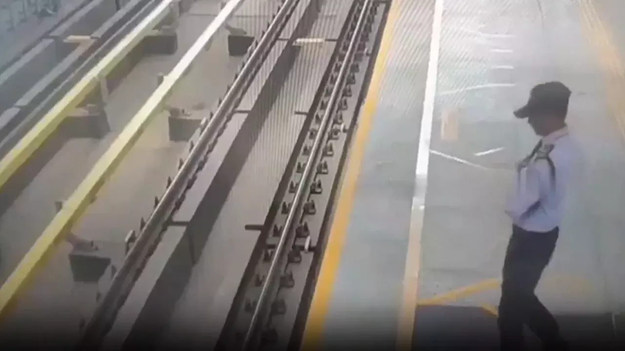 Viral Video: నిద్రమత్తులో ట్రాక్‌పై పడిపోయిన సెక్యూరిటీ గార్డు – తృటిలో ప్రాణాపాయం తప్పించాడు