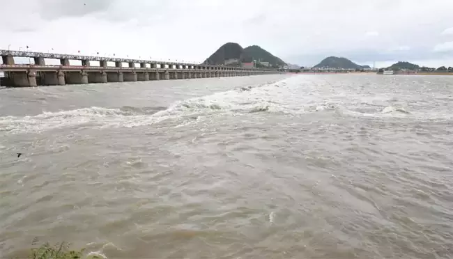 Prakasam Barrage: ప్రకాశం బ్యారేజీ వద్ద మొదటి ప్రమాద హెచ్చరిక జారీ Prakasam Barrage: ప్రకాశం బ్యారేజీ వద్ద మొదటి ప్రమాద హెచ్చరిక జారీ