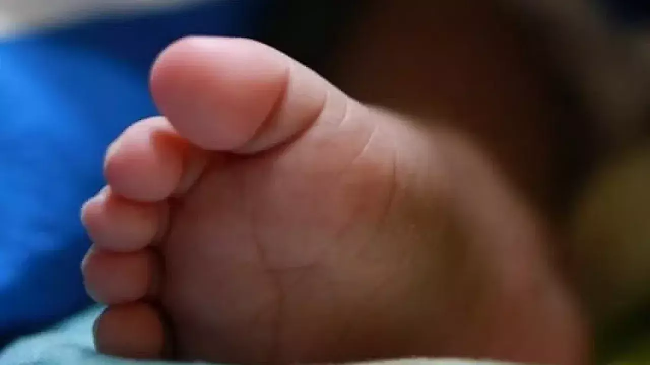 Karnataka Shock: పాఠశాల వాష్రూమ్లోనే బిడ్డకు జన్మనిచ్చిన తొమ్మిదో తరగతి విద్యార్థిని Karnataka Shock: పాఠశాల వాష్రూమ్లోనే బిడ్డకు జన్మనిచ్చిన తొమ్మిదో తరగతి విద్యార్థిని