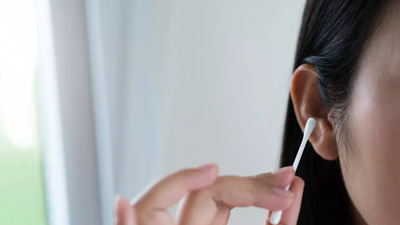 Earbuds: చెవులు శుభ్రం చేయడానికి ఇయర్ బడ్స్ వాడుతున్నారా ? తస్మాత్ జాగ్రత్త Earbuds: చెవులు శుభ్రం చేయడానికి ఇయర్ బడ్స్ వాడుతున్నారా ? తస్మాత్ జాగ్రత్త