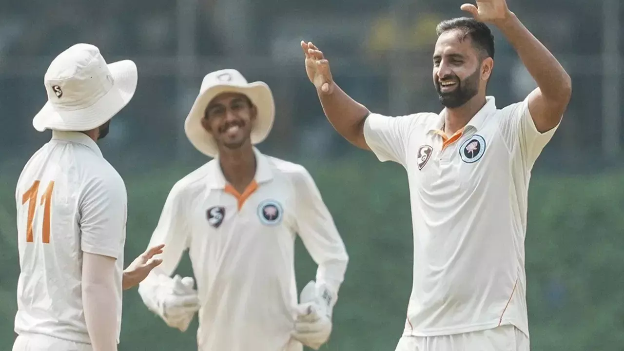 Duleep Trophy: హిస్టరీ క్రియేట్ చేసిన ఆకిబ్ నబీ.. వరుసగా 4 బంతుల్లో 4 వికెట్లు