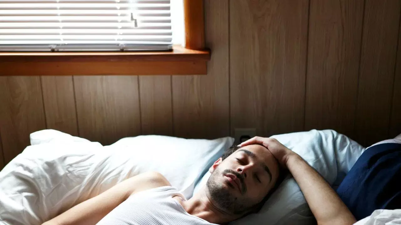 Sleep Deprivation: 7 గంటల కంటే తక్కువ నిద్రపోతున్నారా? అయితే మీకు ఈ సమస్యలు వచ్చినట్లే Sleep Deprivation: 7 గంటల కంటే తక్కువ నిద్రపోతున్నారా? అయితే మీకు ఈ సమస్యలు వచ్చినట్లే