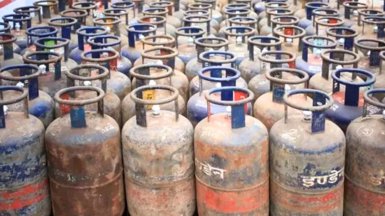 Cylinder Prices : సామాన్యుడికి గుడ్ న్యూస్.. పండుగ సీజన్ స్టార్టింగులోనే భారీగా తగ్గిన సిలిండర్ ధర Cylinder Prices : సామాన్యుడికి గుడ్ న్యూస్.. పండుగ సీజన్ స్టార్టింగులోనే భారీగా తగ్గిన సిలిండర్ ధర