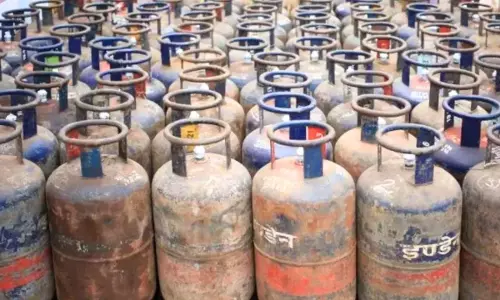 Cylinder Prices : సామాన్యుడికి గుడ్ న్యూస్.. పండుగ సీజన్ స్టార్టింగులోనే భారీగా తగ్గిన సిలిండర్ ధర