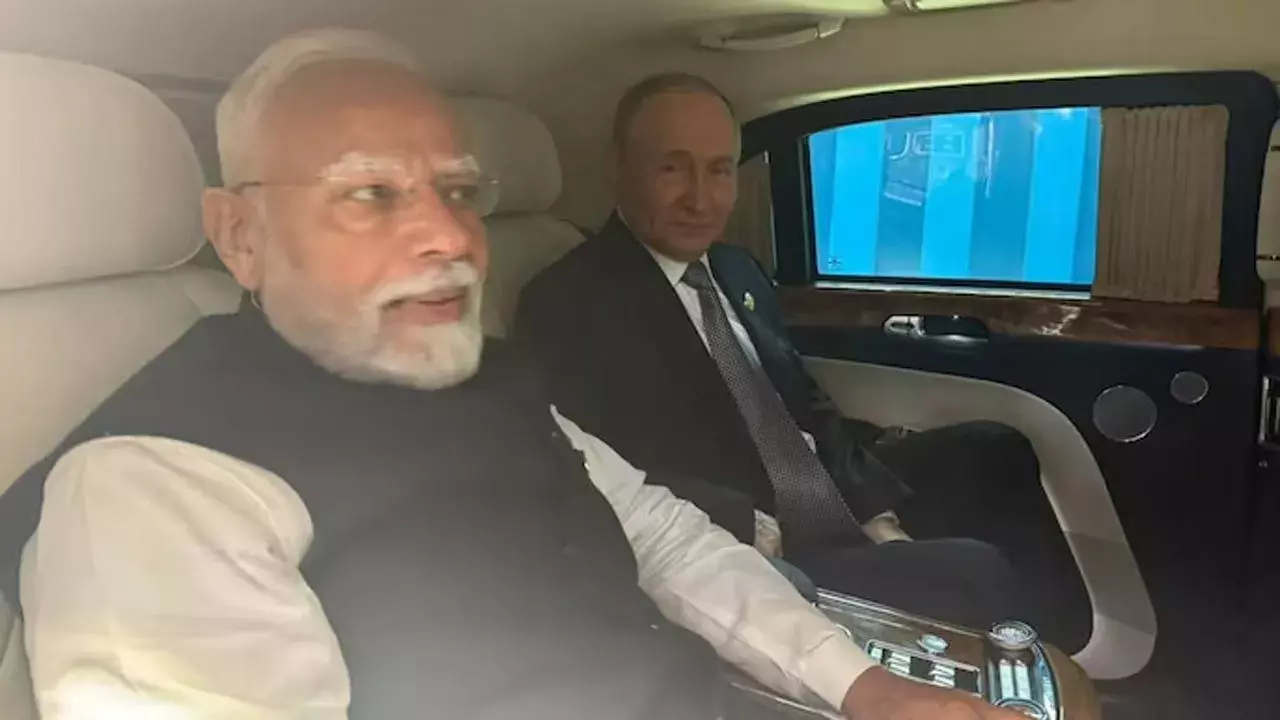 Modi-Putin: ఒకే కారులో మోడీ–పుతిన్.. సోషల్ మీడియాలో వైరల్ అవుతున్న ప్రయాణం Modi-Putin: ఒకే కారులో మోడీ–పుతిన్.. సోషల్ మీడియాలో వైరల్ అవుతున్న ప్రయాణం