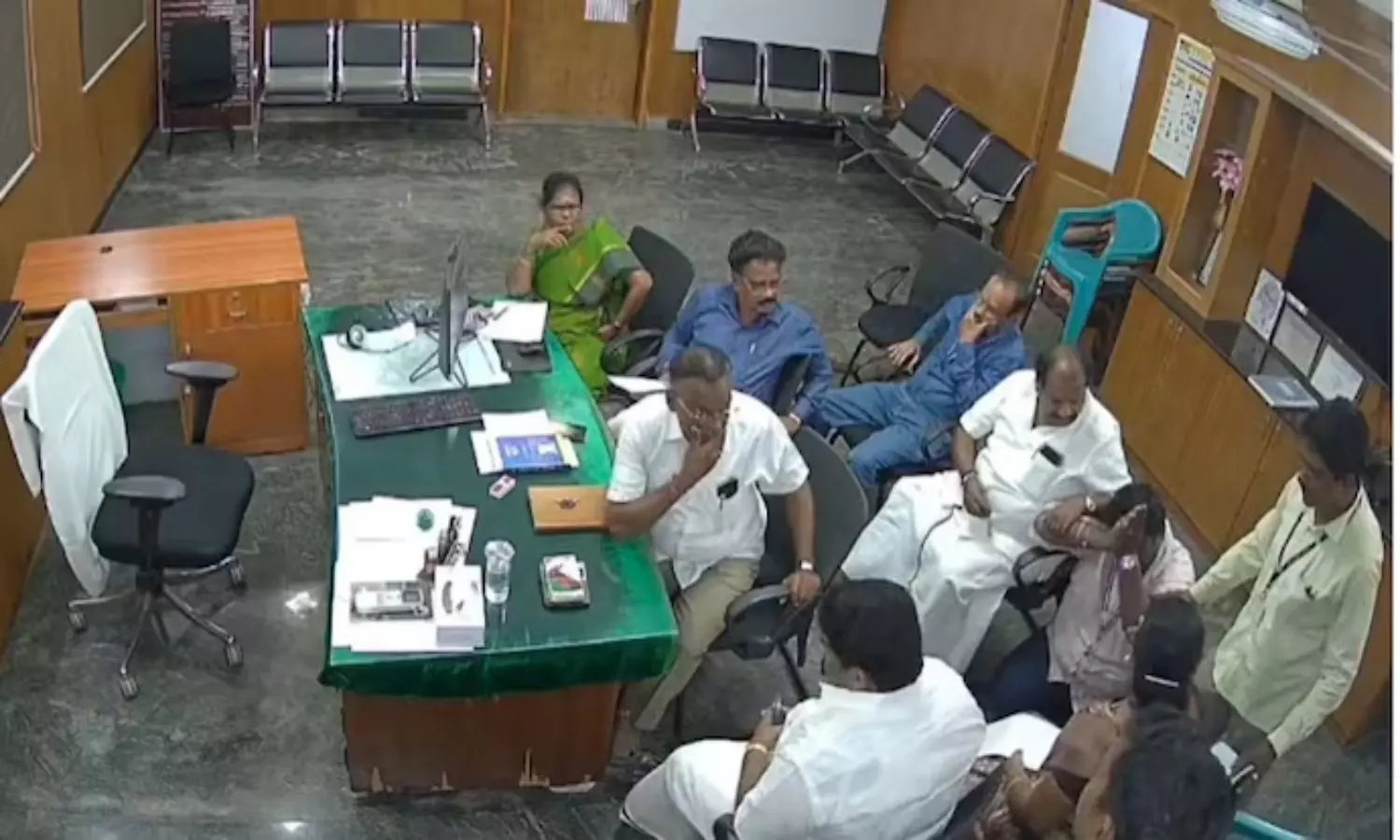 వివాదంలో తమిళనాడు తిండివనం మున్సిపాలిటీ కౌన్సిలర్ వివాదంలో తమిళనాడు తిండివనం మున్సిపాలిటీ కౌన్సిలర్