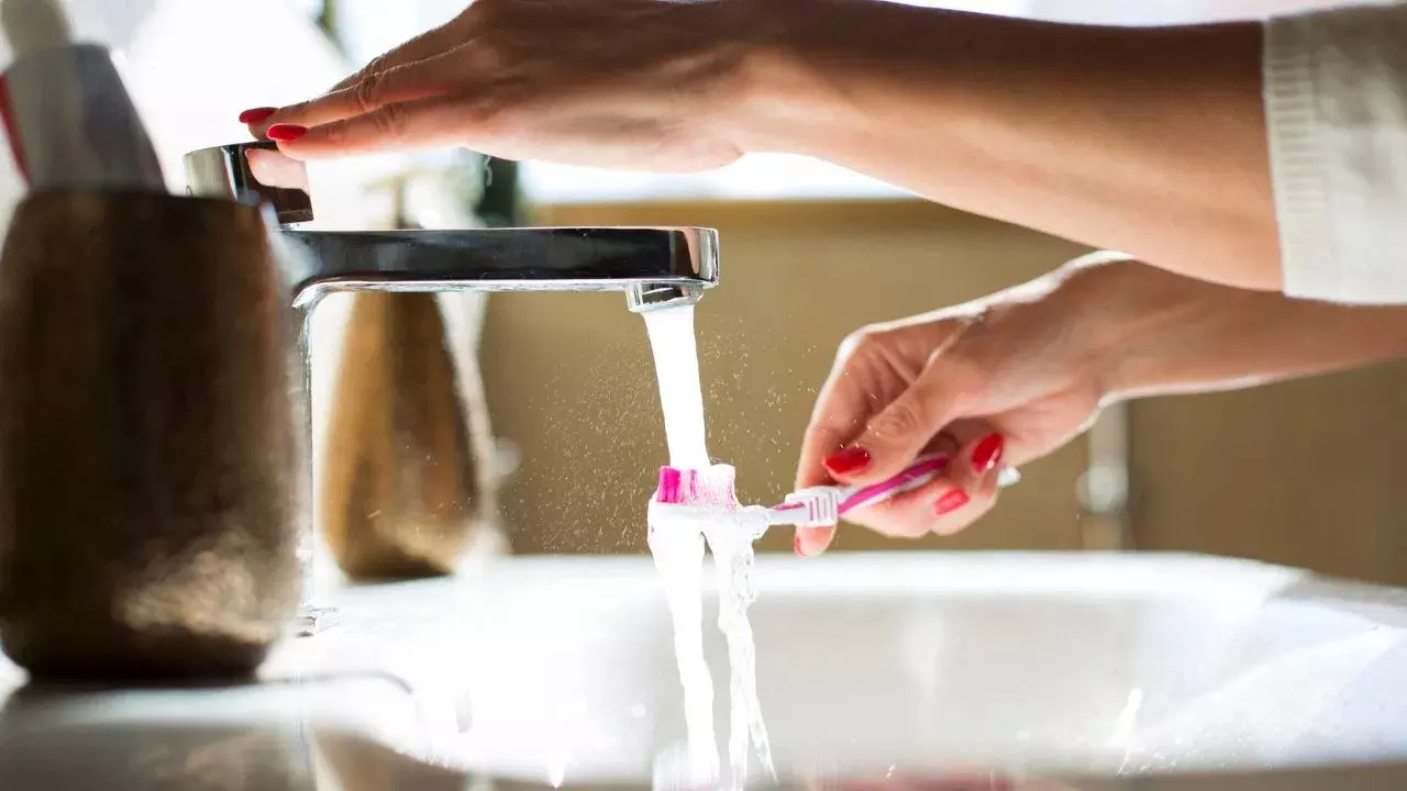 Oral Health : బ్రష్ చేయగానే నీరు తాగే అలవాటుందా? ఈ విషయం తెలిస్తే ఆ తప్పు మళ్లీ చేయరు