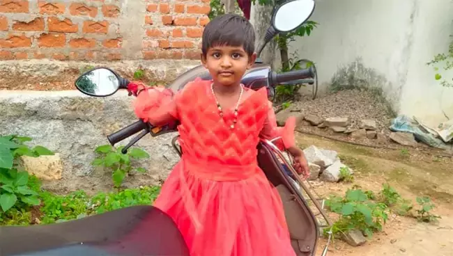 Nalgonda: నల్గొండలో విషాదం.. స్కూల్ బస్సు కింద పడి ఎల్కేజీ విద్యార్థిని మృతి Nalgonda: నల్గొండలో విషాదం.. స్కూల్ బస్సు కింద పడి ఎల్కేజీ విద్యార్థిని మృతి