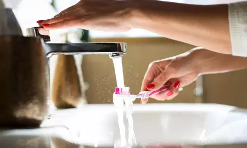 Oral Health : బ్రష్ చేయగానే నీరు తాగే అలవాటుందా? ఈ విషయం తెలిస్తే ఆ తప్పు మళ్లీ చేయరు Oral Health : బ్రష్ చేయగానే నీరు తాగే అలవాటుందా? ఈ విషయం తెలిస్తే ఆ తప్పు మళ్లీ చేయరు