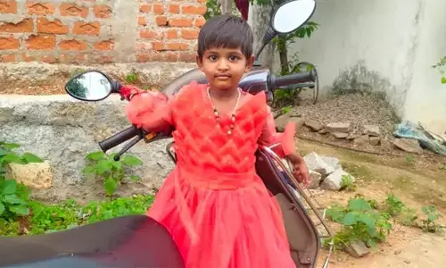 Nalgonda: నల్గొండలో విషాదం.. స్కూల్‌ బస్సు కింద పడి ఎల్‌కేజీ విద్యార్థిని మృతి