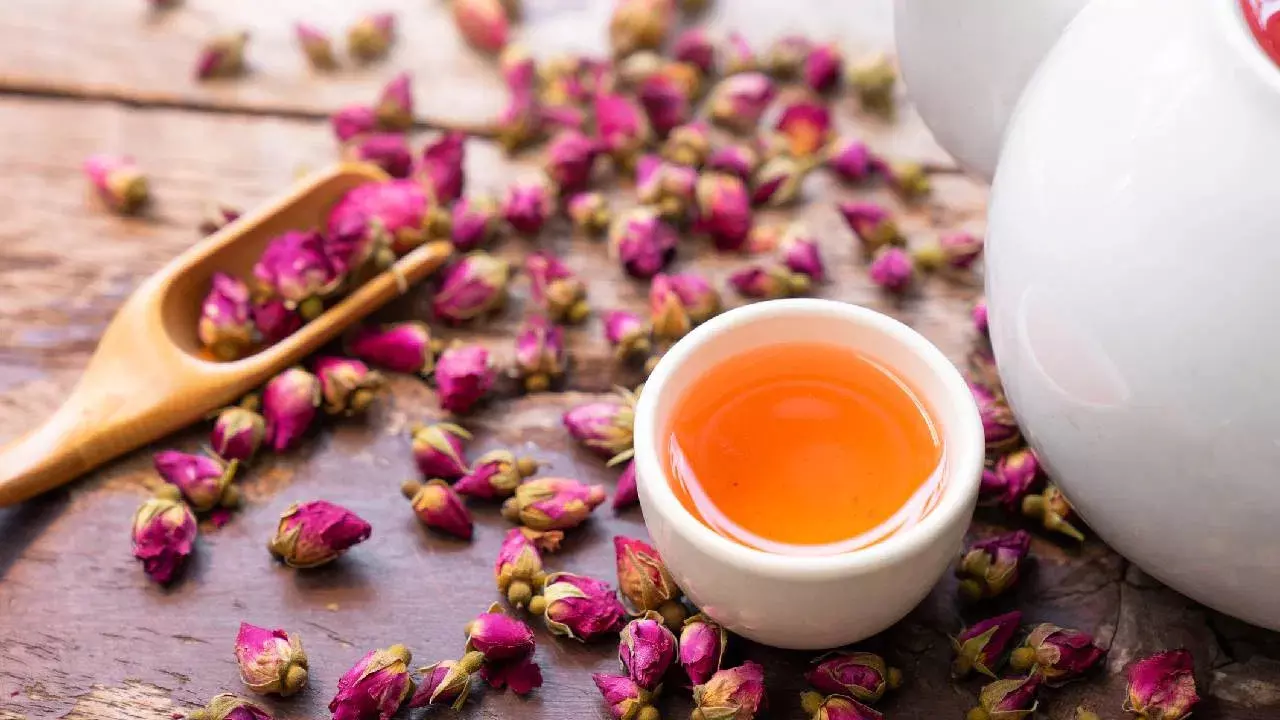 Rose Tea : మామూలు టీ వదిలేసి.. రోజ్ టీ తాగితే ఎన్ని లాభాలో తెలుసా?