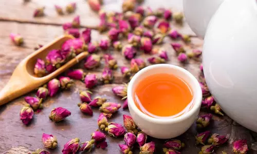 Rose Tea : మామూలు టీ వదిలేసి.. రోజ్ టీ తాగితే ఎన్ని లాభాలో తెలుసా? Rose Tea : మామూలు టీ వదిలేసి.. రోజ్ టీ తాగితే ఎన్ని లాభాలో తెలుసా?