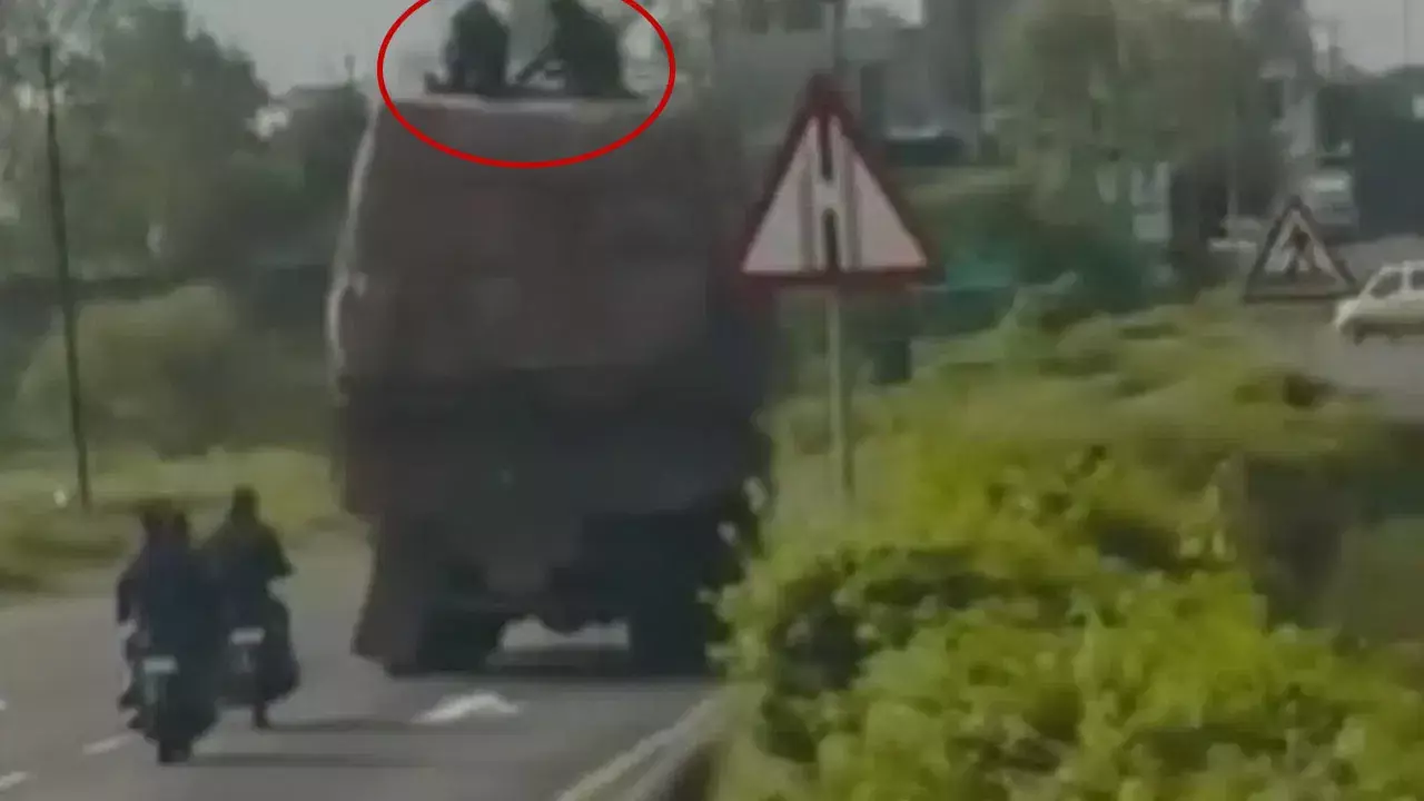 Viral Video: సినిమా స్టైల్‌లో రన్నింగ్ లారీలో దొంగతనం – చివరికి పోలీసులకు దొరికిపోయిన గ్యాంగ్!