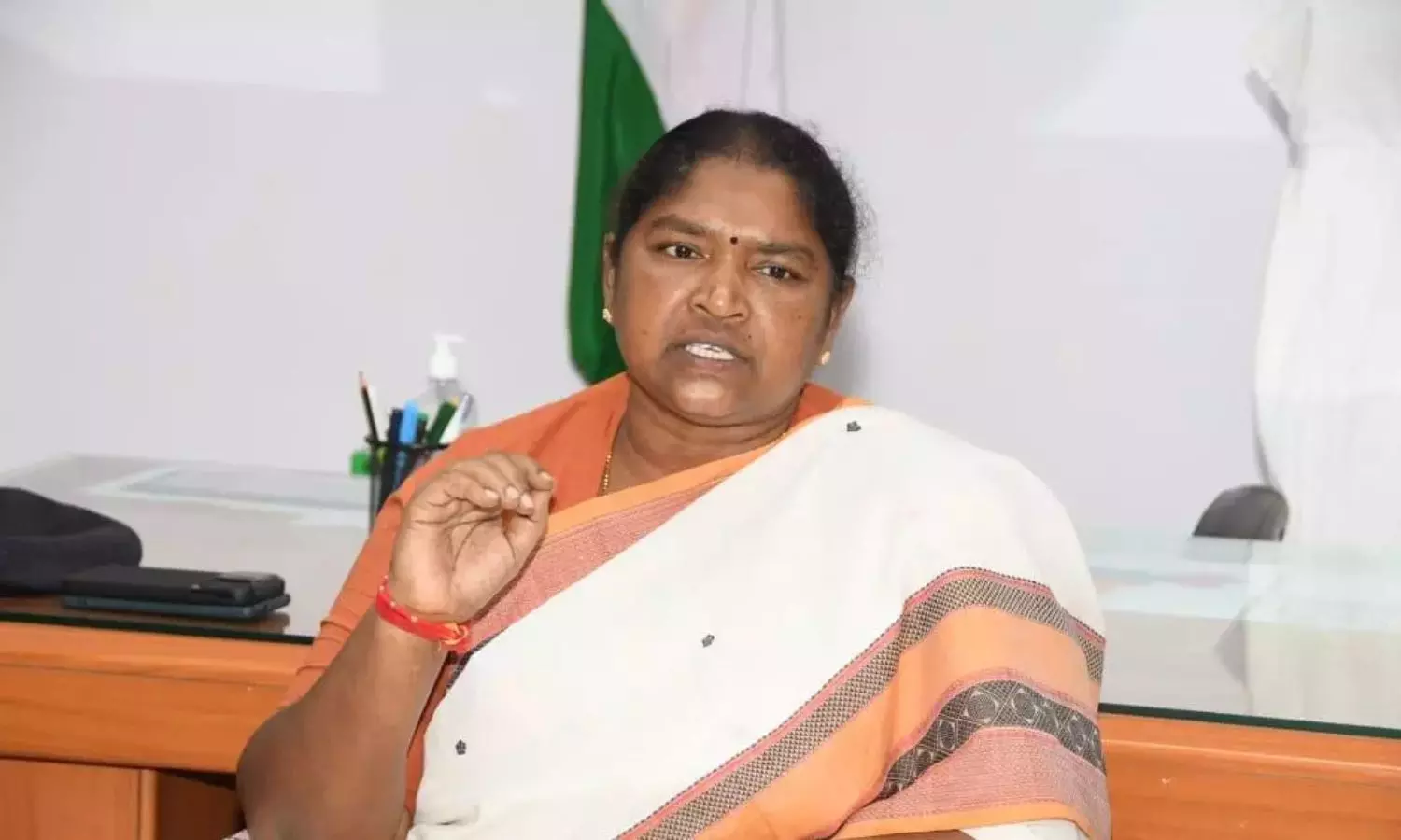 Seethakka: DNAల గురించి మాట్లాడే నీచస్థాయికి కేటీఆర్ దిగజారారు