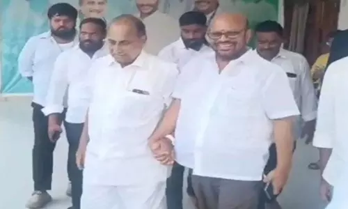 ముద్రగడతో వర్మ భేటీపై రాజకీయ ప్రకంపనలు.. వైసీపీలో చేరుతున్నట్టు వర్మ సంకేతాలు ఇవ్వదల్చుకున్నారా..?