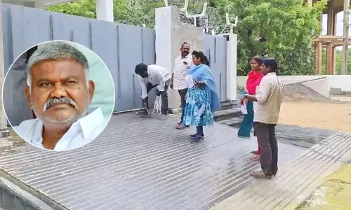 Tension in Tadipatri Former MLA Pedda Reddy Confronts Officials Over House Survey Tension in Tadipatri Former MLA Pedda Reddy Confronts Officials Over House Survey