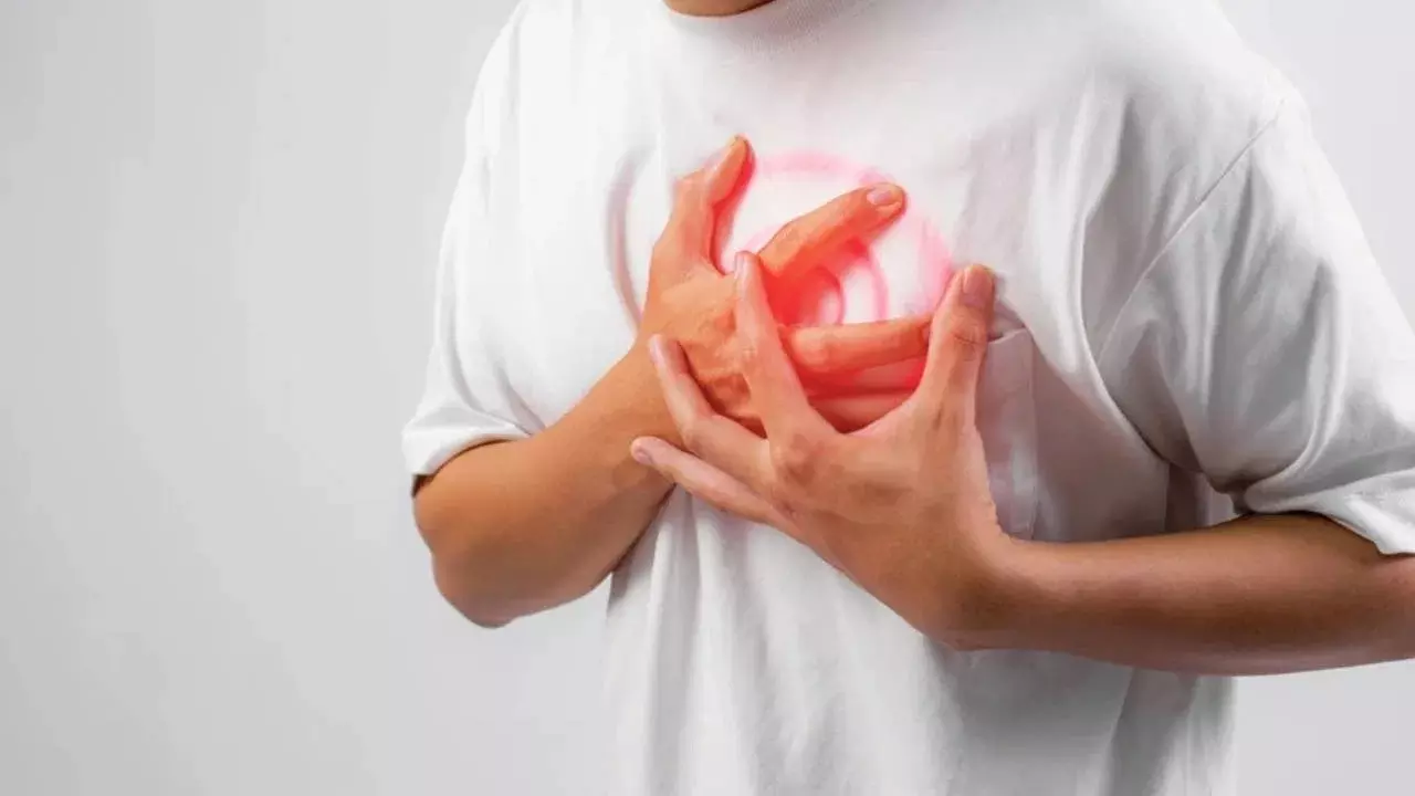 Cardiac Arrest : 40 ఏళ్లకే గుండెపోటు.. యువతలో పెరుగుతున్న కార్డియాక్ అరెస్టులు.. కారణమేంటి? Cardiac Arrest : 40 ఏళ్లకే గుండెపోటు.. యువతలో పెరుగుతున్న కార్డియాక్ అరెస్టులు.. కారణమేంటి?