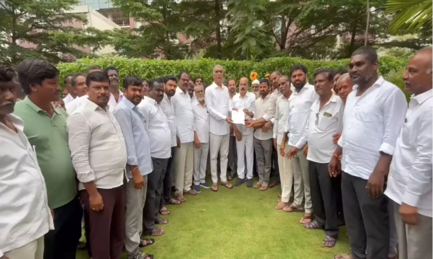 RRR అలైన్మెంట్పై హరీష్ రావు విమర్శలు.. కాంగ్రెస్ ప్రభుత్వం రైతుల పొట్ట కొడుతోందని ఆగ్రహం RRR అలైన్మెంట్పై హరీష్ రావు విమర్శలు.. కాంగ్రెస్ ప్రభుత్వం రైతుల పొట్ట కొడుతోందని ఆగ్రహం