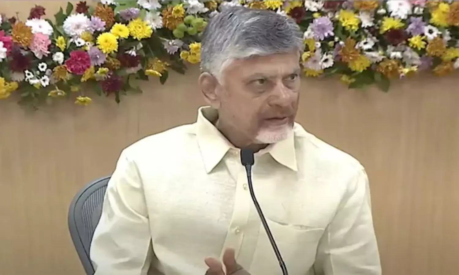 Chandrababu: జిల్లా కలెక్టర్లు వినూత్నంగా ఆలోచించాలి Chandrababu: జిల్లా కలెక్టర్లు వినూత్నంగా ఆలోచించాలి