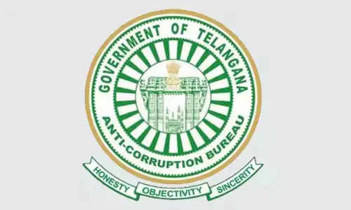 Hyderabad: మణికొండలో విద్యుత్శాఖ ఏడీఈ నివాసంలో ఏసీబీ సోదాలు Hyderabad: మణికొండలో విద్యుత్శాఖ ఏడీఈ నివాసంలో ఏసీబీ సోదాలు