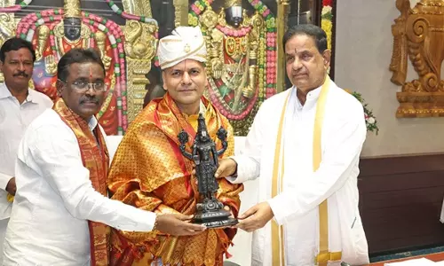 Tirumala: టీటీడీ ఈవో అనిల్ సింఘాల్ను సన్మానించిన ఛైర్మన్ బీఆర్ నాయుడు Tirumala: టీటీడీ ఈవో అనిల్ సింఘాల్ను సన్మానించిన ఛైర్మన్ బీఆర్ నాయుడు