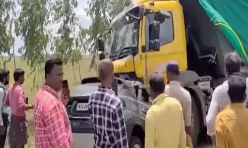 Road Accident:  నెల్లూరు జిల్లాలో ఘోర రోడ్డు ప్రమాదం.. కారును ఢీకొన్న ఇసుక టిప్పర్.. ఏడుగురు అక్కడికక్కడే దుర్మరణం