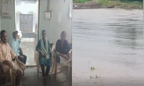 Asifabad: వాగుదాటలేక రాత్రంతా బడిలోనే ఉన్న టీచర్లు Asifabad: వాగుదాటలేక రాత్రంతా బడిలోనే ఉన్న టీచర్లు