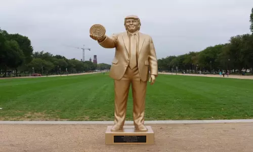 Donald Trump: క్యాపిటల్ భవనం వద్ద ట్రంప్ బంగారు విగ్రహం కలకలం