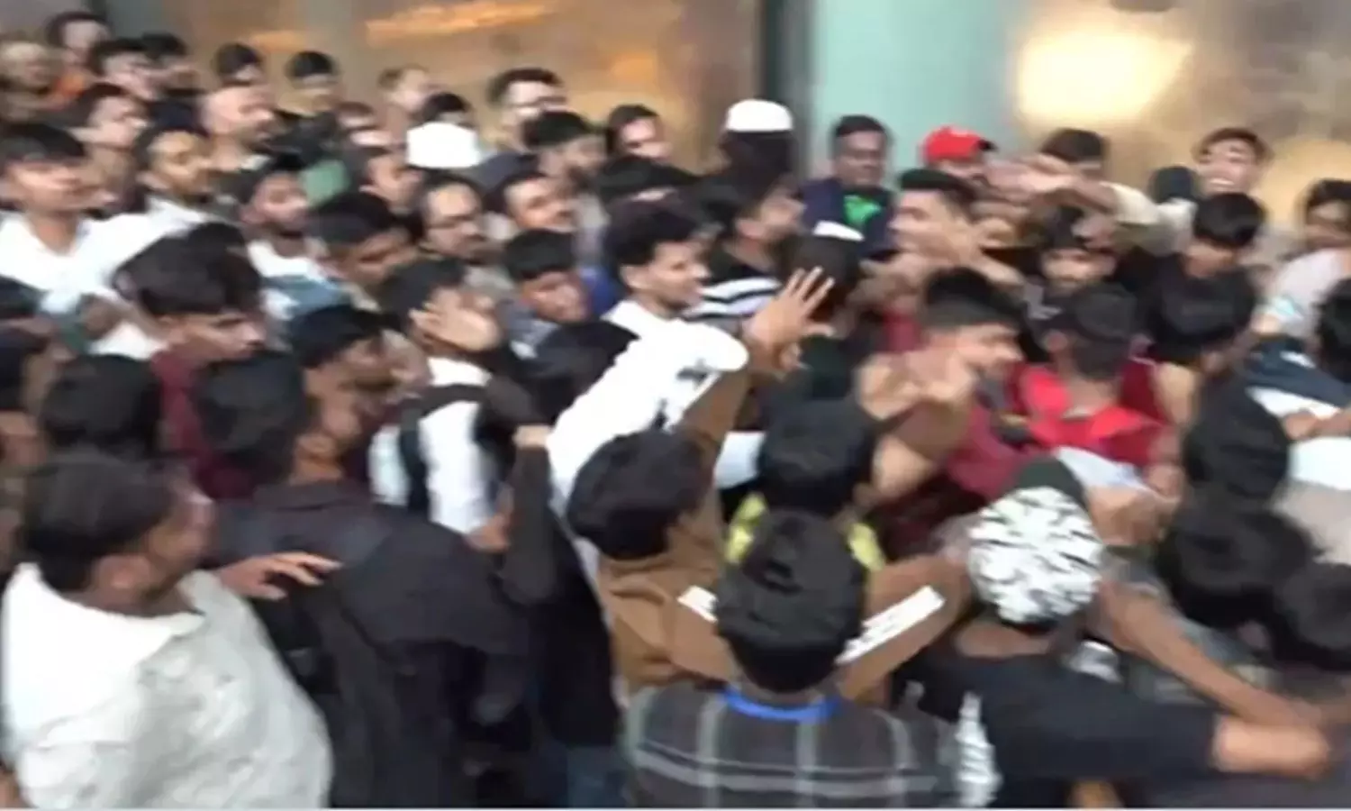 ఐ-ఫోన్ కోసం ఎగబడ్డ జనం.. ముంబైలోని యాపిల్ స్టోర్ దగ్గర తీవ్ర తోపులాట ఐ-ఫోన్ కోసం ఎగబడ్డ జనం.. ముంబైలోని యాపిల్ స్టోర్ దగ్గర తీవ్ర తోపులాట