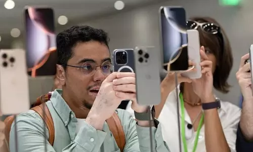 iPhone 17 Series: ఐఫోన్ మేనియా.. సేల్‌కి వచ్చేసిన 17 ఎయిర్.. వామ్మే ఏంది ఈ క్యూ..!