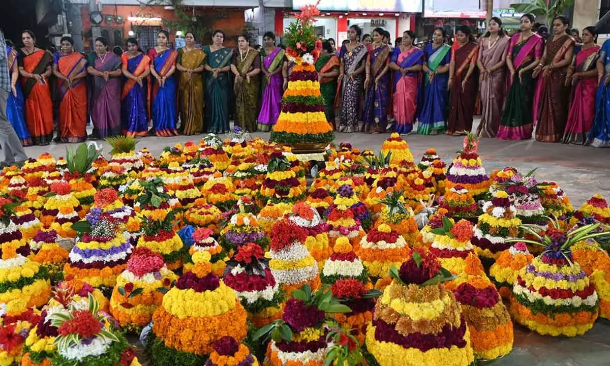 Bathukamma 2025: బతుకమ్మ వేడుకలు హైదరాబాద్లో ఘనంగా ప్రారంభం Bathukamma 2025: బతుకమ్మ వేడుకలు హైదరాబాద్లో ఘనంగా ప్రారంభం