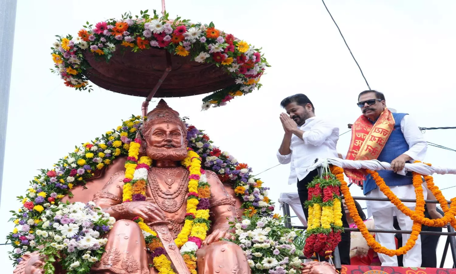 Revanth Reddy:  అగ్రసేన్ విగ్రహానికి పూలమాల వేసి పుష్పాంజలి ఘటించిన సీఎం రేవంత్