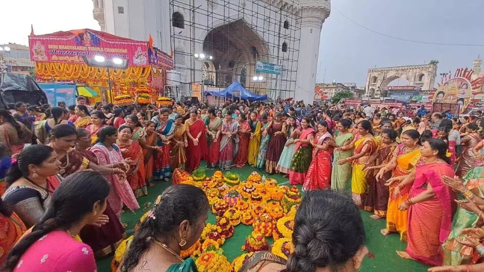బతుకమ్మ వేడుకలకు బీజేపీ ప్రోత్సాహం, చార్మినార్ వద్ద ఉత్సవాలు
