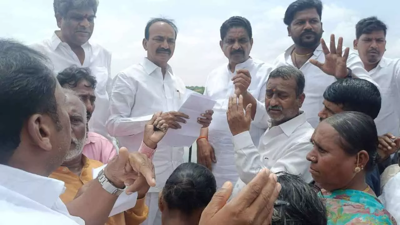 గాజులరామారంలో బాధితులకు ఎంపీ ఈటల పరామర్శ