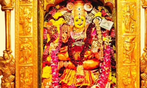 Dasara: ఇంద్రకీలాద్రిపై దసరా ఘనారంభం.. బాలా త్రిపుర సుందరీ అలంకరణలో దుర్గమ్మ దర్శనం