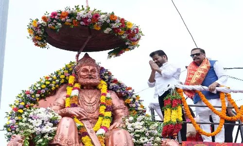 Revanth Reddy: అగ్రసేన్ విగ్రహానికి పూలమాల వేసి పుష్పాంజలి ఘటించిన సీఎం రేవంత్ Revanth Reddy: అగ్రసేన్ విగ్రహానికి పూలమాల వేసి పుష్పాంజలి ఘటించిన సీఎం రేవంత్