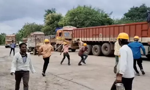 పాలకవీడు డెక్కన్ సిమెంట్ ఫ్యాక్టరీ వద్ద ఉద్రిక్తత.. ఎస్సై, కానిస్టేబుళ్లకు గాయాలు పాలకవీడు డెక్కన్ సిమెంట్ ఫ్యాక్టరీ వద్ద ఉద్రిక్తత.. ఎస్సై, కానిస్టేబుళ్లకు గాయాలు