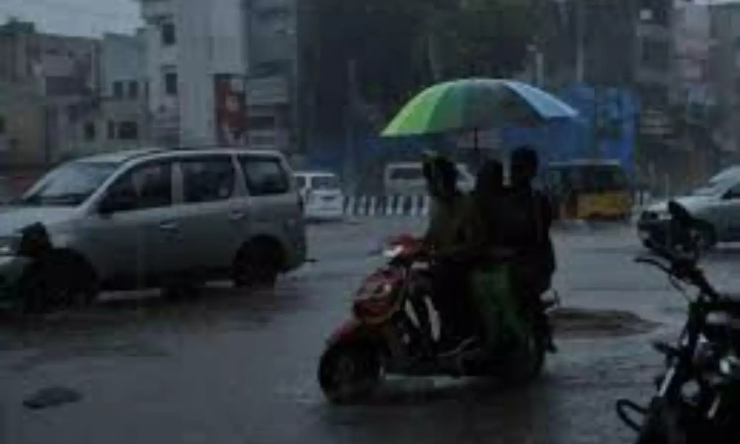 హైదరాబాద్ సిటీని అలుముకున్న క్యుమిలో నింబస్ మేఘాలు