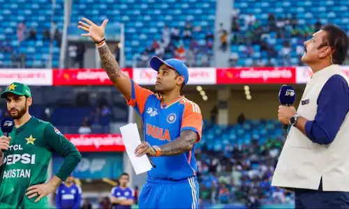 Suryakumar Yadav : సూర్యకుమార్ యాదవ్ పాకిస్తాన్ కెప్టెన్ కాళ్ళు మొక్కిన వీడియో అసలు నిజం ఇది!