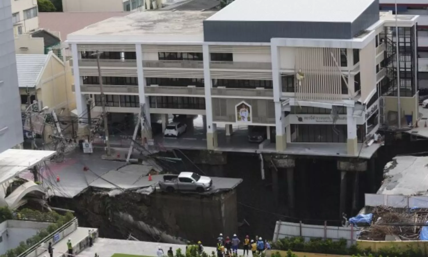 Bangkok Road Collapse: బ్యాంకాక్‌లో ఒక్కసారిగా కుంగిపోయిన రోడ్డు