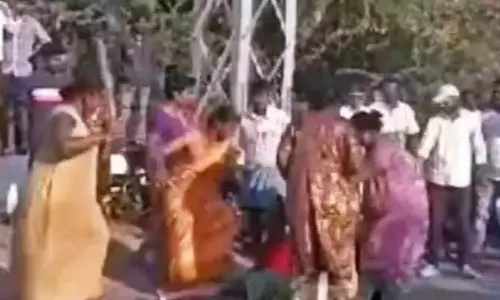 నడిరోడ్డుపై దారుణం.. బట్టలు చించి నర్సుపై దాడి చేసిన హిజ్రాలు