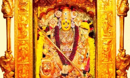 Vijayawada: కనకదుర్గమ్మ కాత్యాయినీ రూపంలో భక్తులకు దర్శనం Vijayawada: కనకదుర్గమ్మ కాత్యాయినీ రూపంలో భక్తులకు దర్శనం