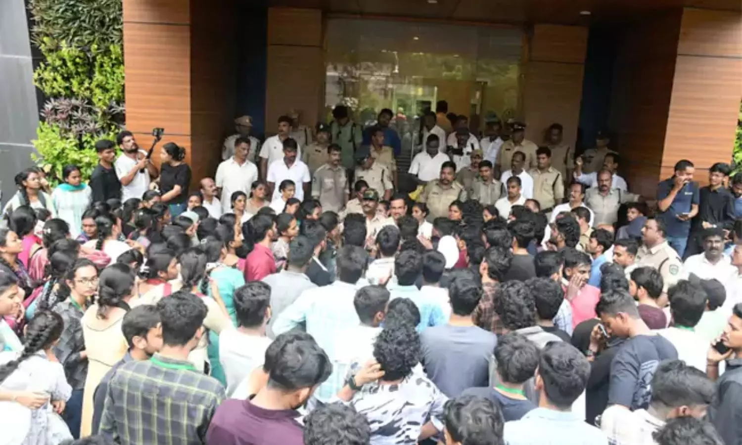 Visakhapatnam: ఆంధ్రా యూనివర్సిటీలో విద్యార్థుల ఆందోళన