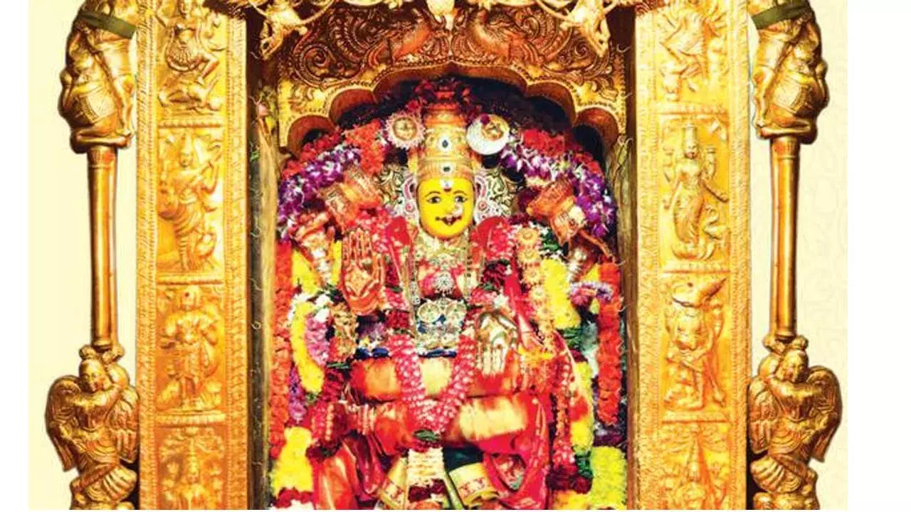 Vijayawada : మహాలక్ష్మీ రూపంలో ఈరోజు భక్తులకు దర్శనమిస్తున్న అమ్మవారు Vijayawada : మహాలక్ష్మీ రూపంలో ఈరోజు భక్తులకు దర్శనమిస్తున్న అమ్మవారు