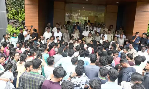 Visakhapatnam: ఆంధ్రా యూనివర్సిటీలో విద్యార్థుల ఆందోళన