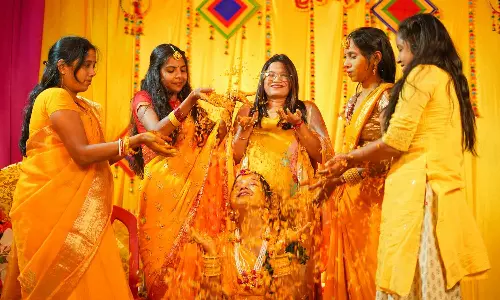 హల్దీ ఫంక్షన్లో పసుపు ఎందుకు రాస్తారు? - దీని వెనుక కారణాలు ఇవే! హల్దీ ఫంక్షన్లో పసుపు ఎందుకు రాస్తారు? - దీని వెనుక కారణాలు ఇవే!