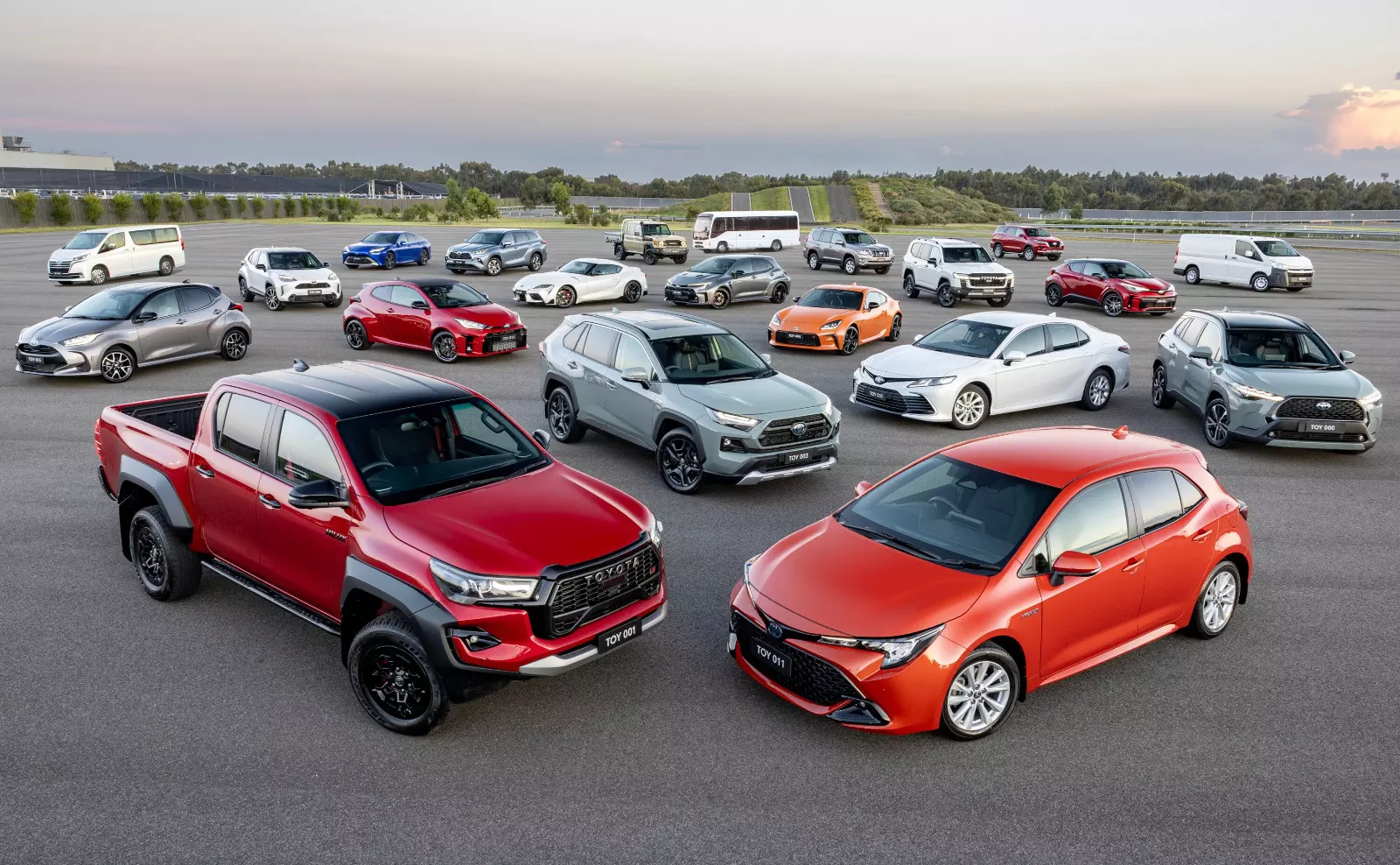 Toyota: ప్రపంచ మార్కెట్‌లో టయోటా రికార్డులు.. స్వదేశంలో మాత్రం సీన్ రివర్స్..!